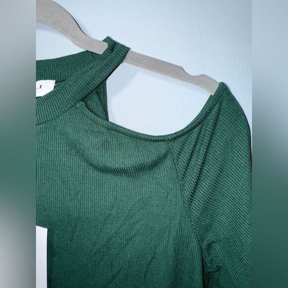 GILLI Stretchy Ribbed Cold Shoulder Top Size Medium NWT Holiday Green - Picture 5 of 8